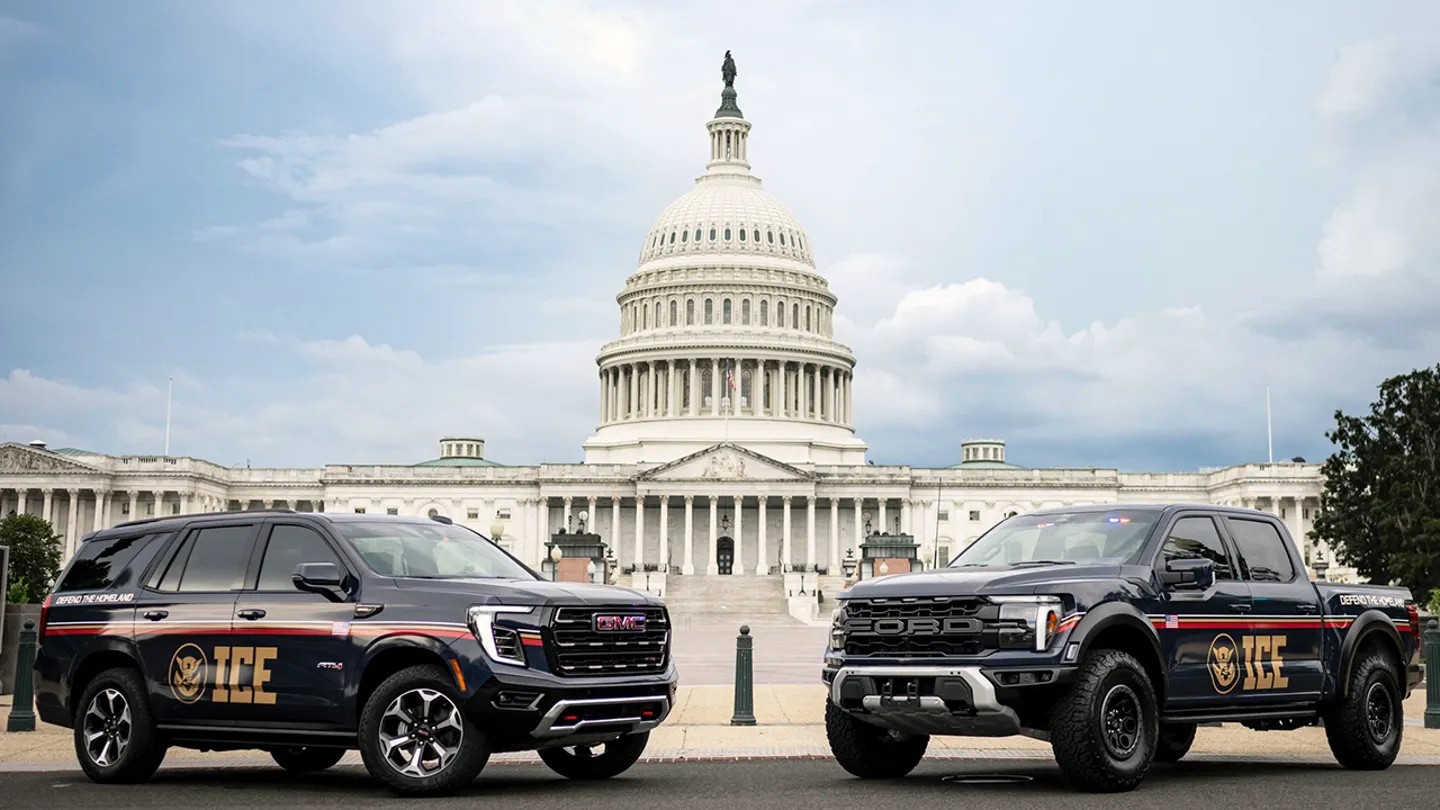 Novos carros de patrulha de imigrantes nos EUA têm nome de Donald Trump em letras douradas: 'Defenda a pátria'