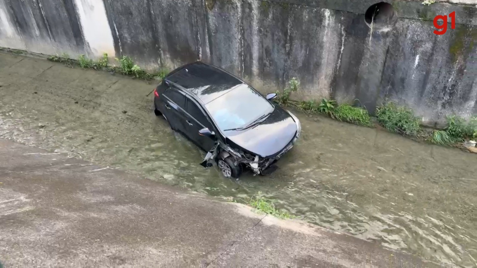 Duas mulheres ficam feridas após carro cair em córrego em São José dos Campos, SP