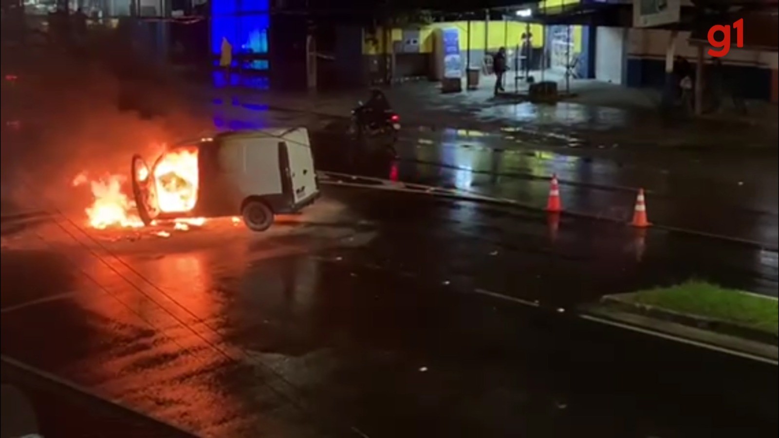 Carro fica destruído após pegar fogo na Rio-Santos em Caraguatatuba, SP