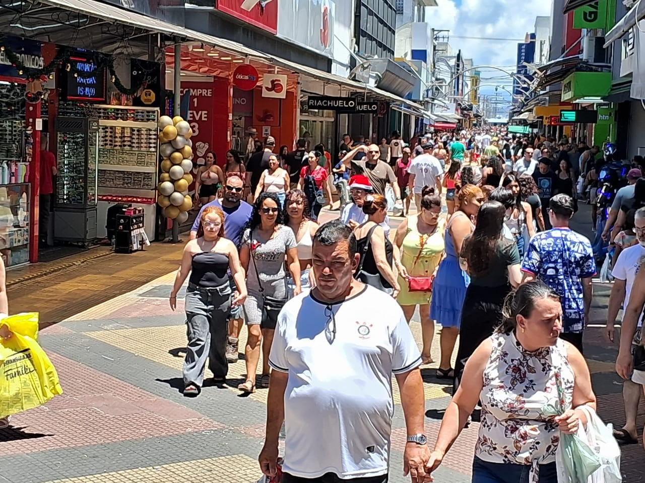 Calçadão de São José fica movimentado no último domingo antes do Natal