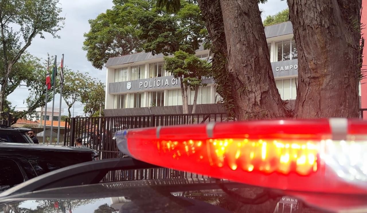 Motorista com sinais de embriaguez é preso após bater carro em base da PM em São José dos Campos, SP