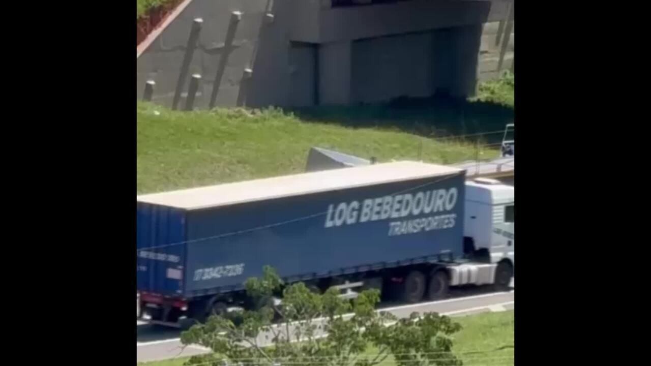 Caminhão carregado com vidro e peças metálicas é destombado após acidente na Dutra, em Taubaté