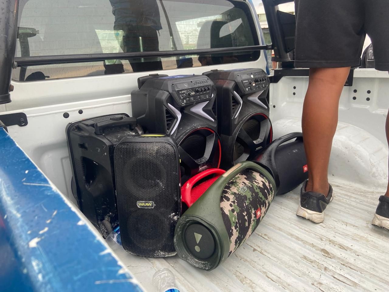 Pode levar caixa de som para a praia? Uso pode gerar multa de até R$ 10 mil e apreensão em destinos famosos do Brasil