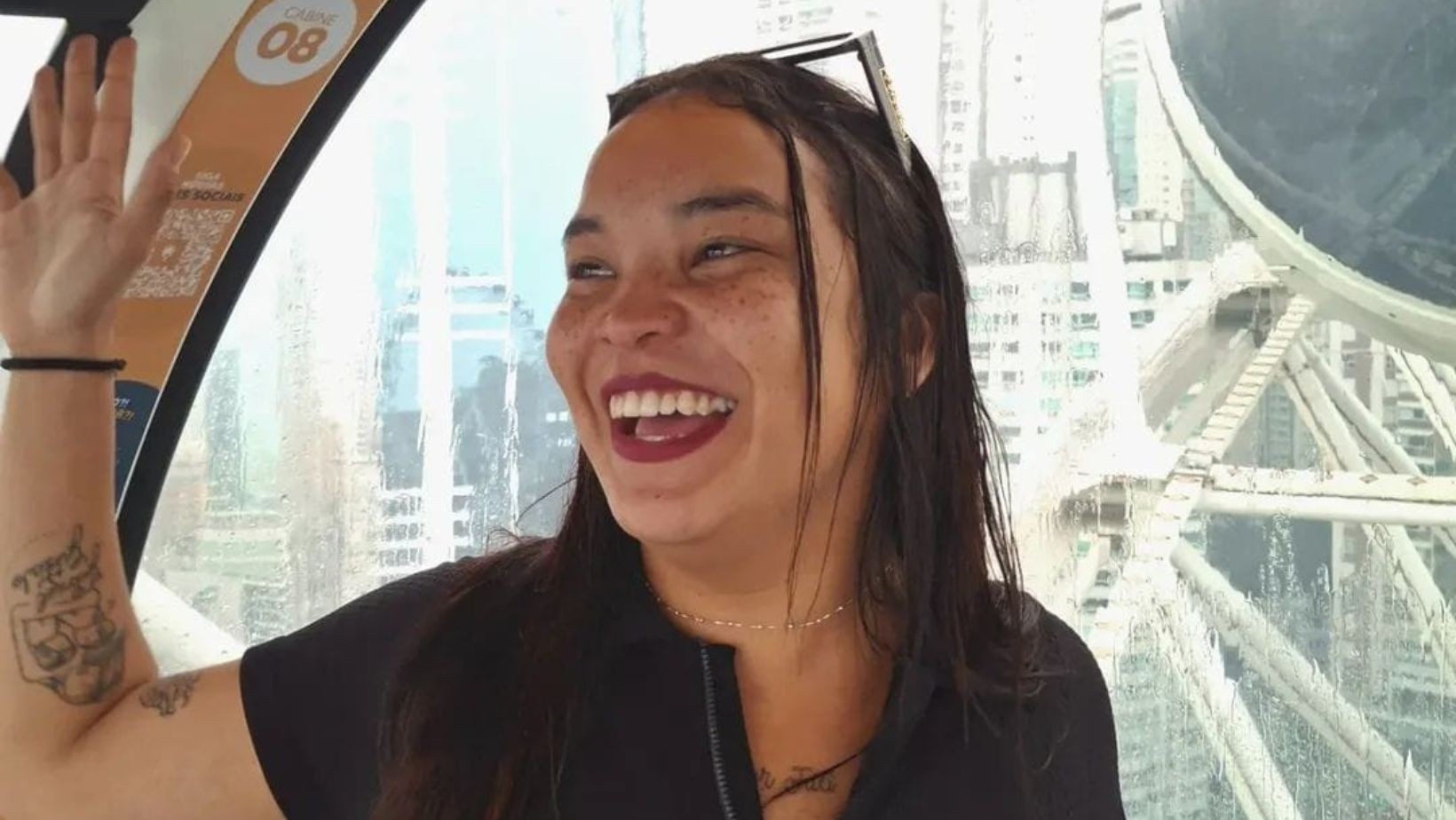 Mulher morre após cair de ônibus em movimento no litoral de SP