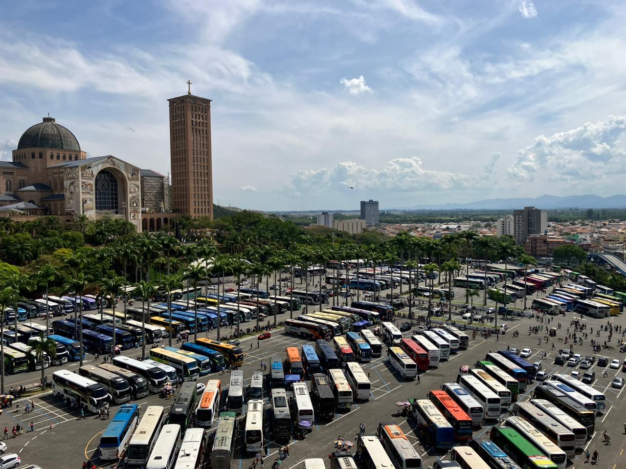 Santuário de Aparecida estuda controle de acesso após alta de 17% no número de carros