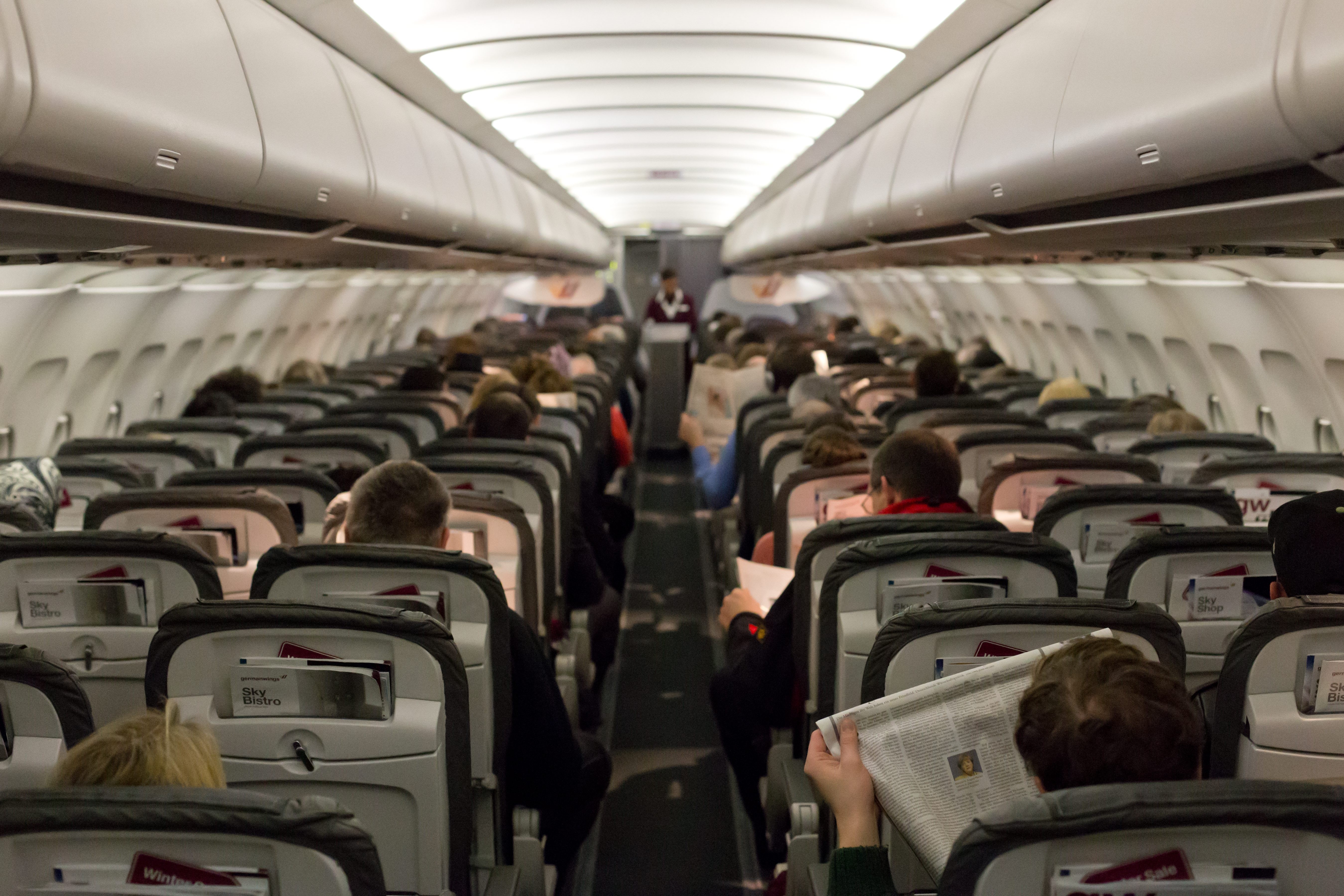 Família baiana expulsa de voo: quando a companhia aérea pode mudar o assento do passageiro?