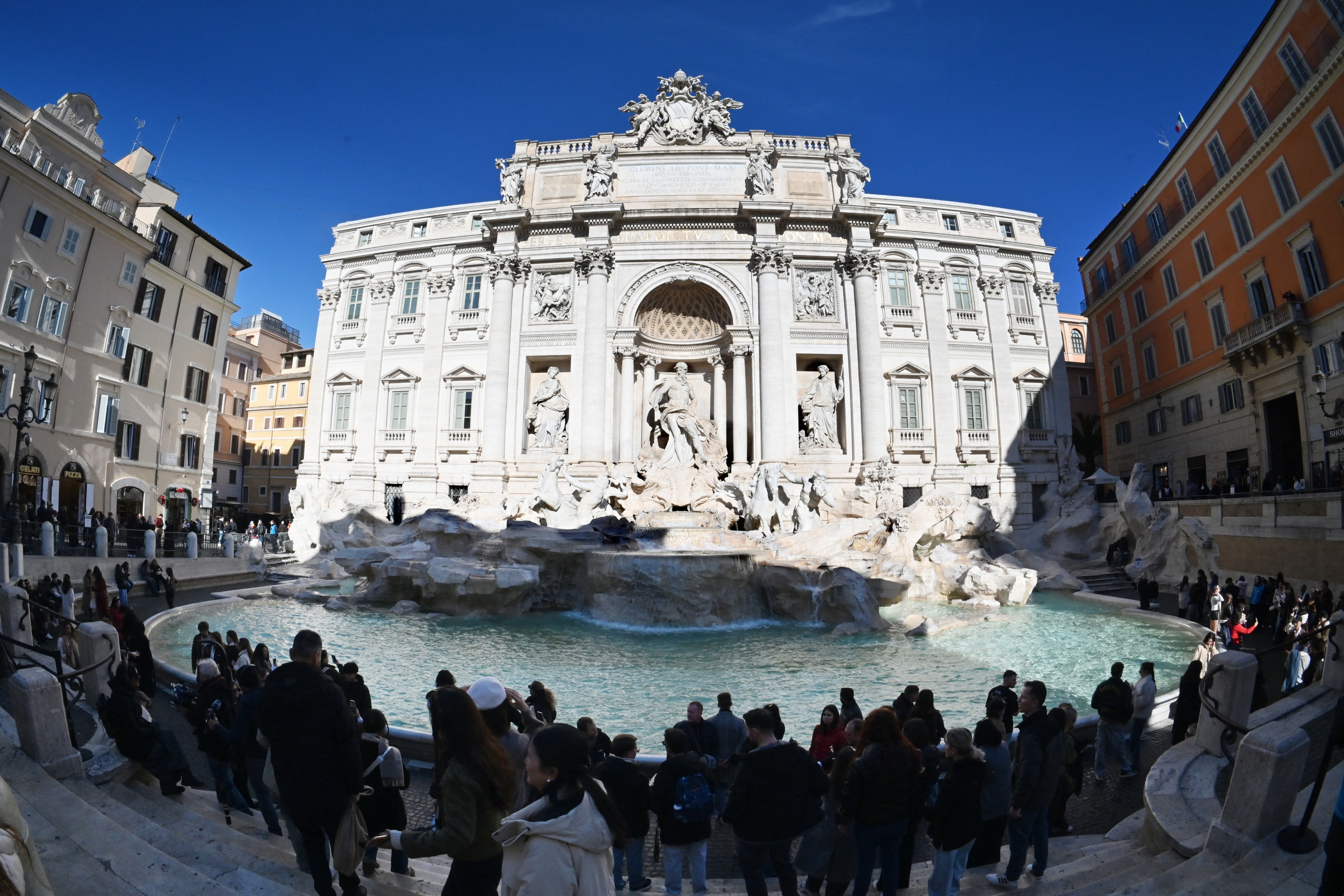 Roma começa a cobrar taxa de turistas para visitar a Fontana di Trevi