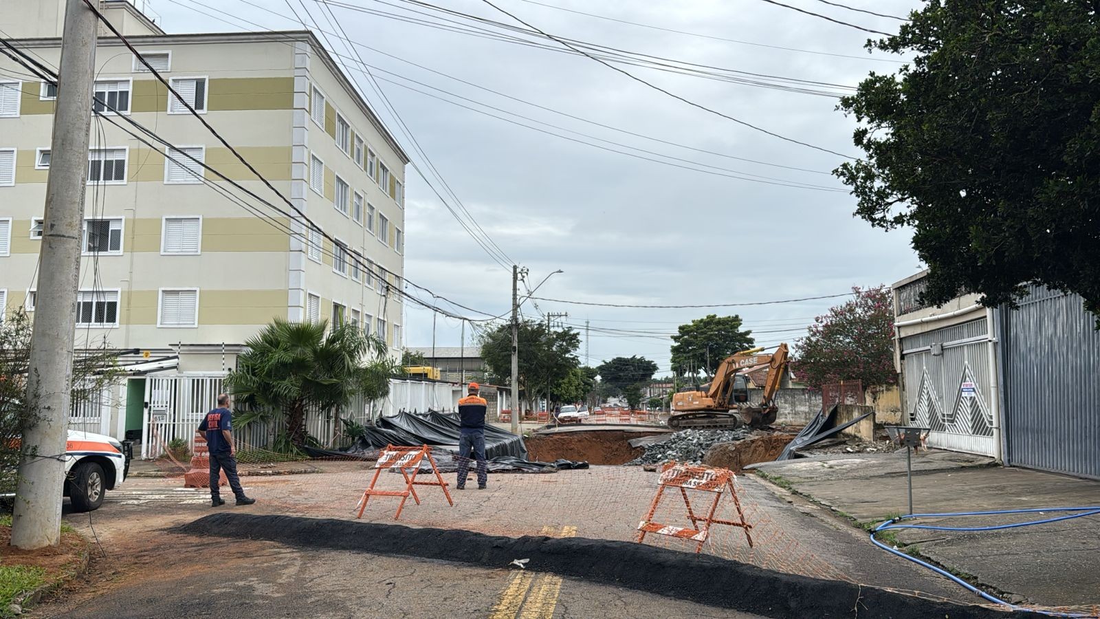 Prefeitura inicia obra em cratera que deixou 156 desalojados no Jardim Imperial, em São José dos Campos