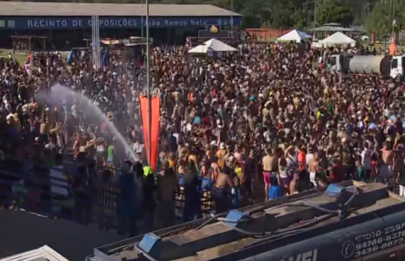 Foliões de Nazaré Paulista se refrescam com banho de mangueira do bloco 'Os Moiados'