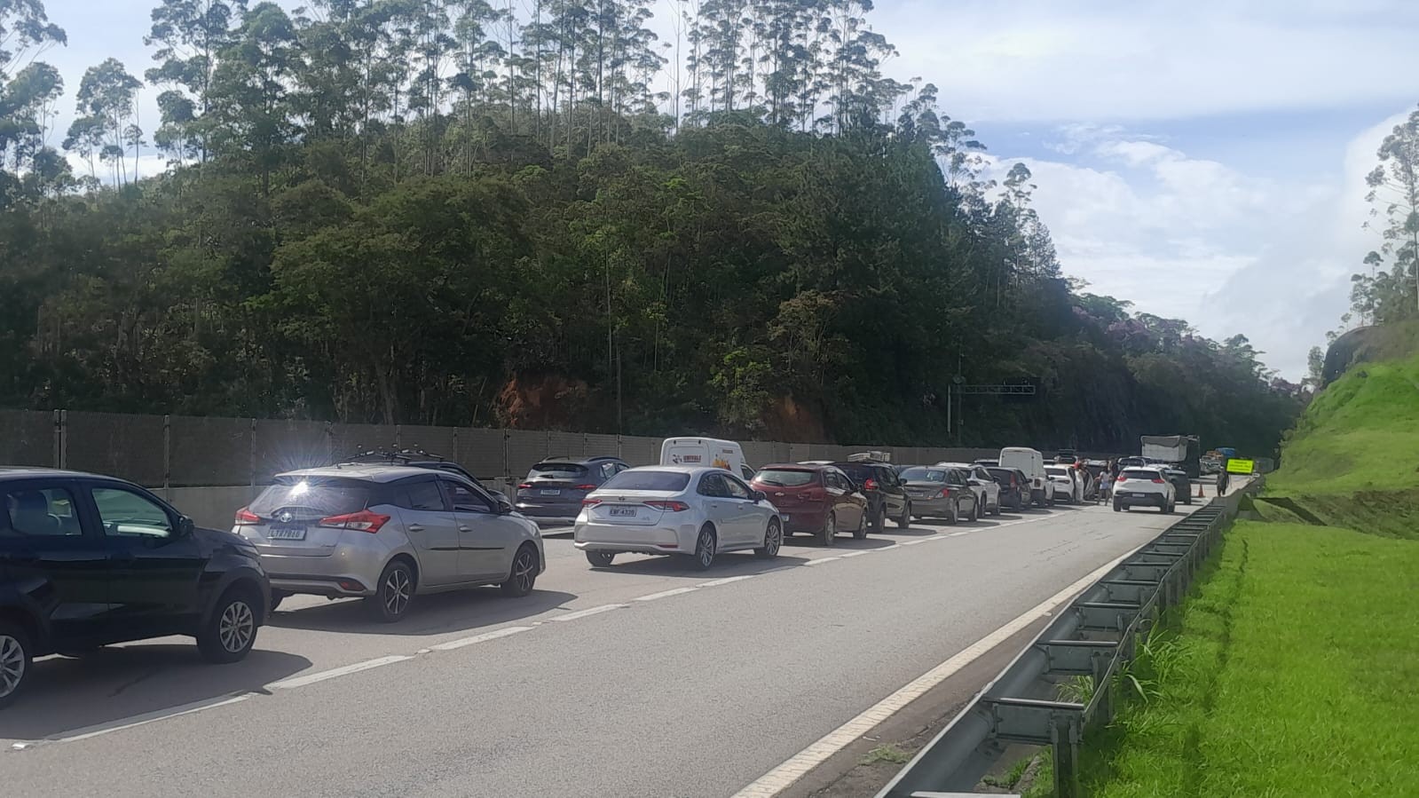 Interdição total na Serra Antiga da Rodovia dos Tamoios passa de 35 horas no Litoral Norte de SP