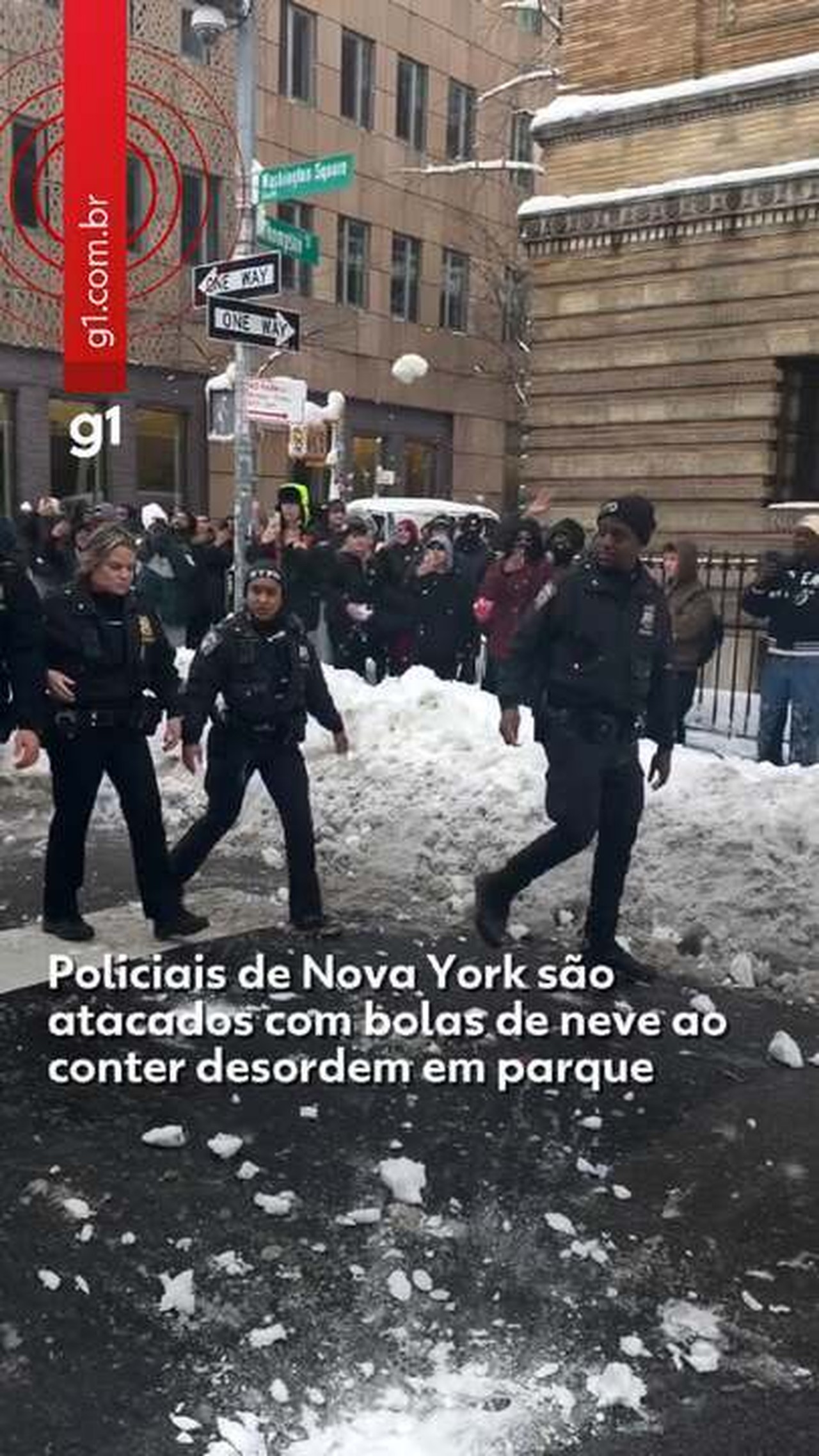 Policiais de Nova York são agredidos com bolas de neve ao tentar conter desordem em parque; VÍDEO
