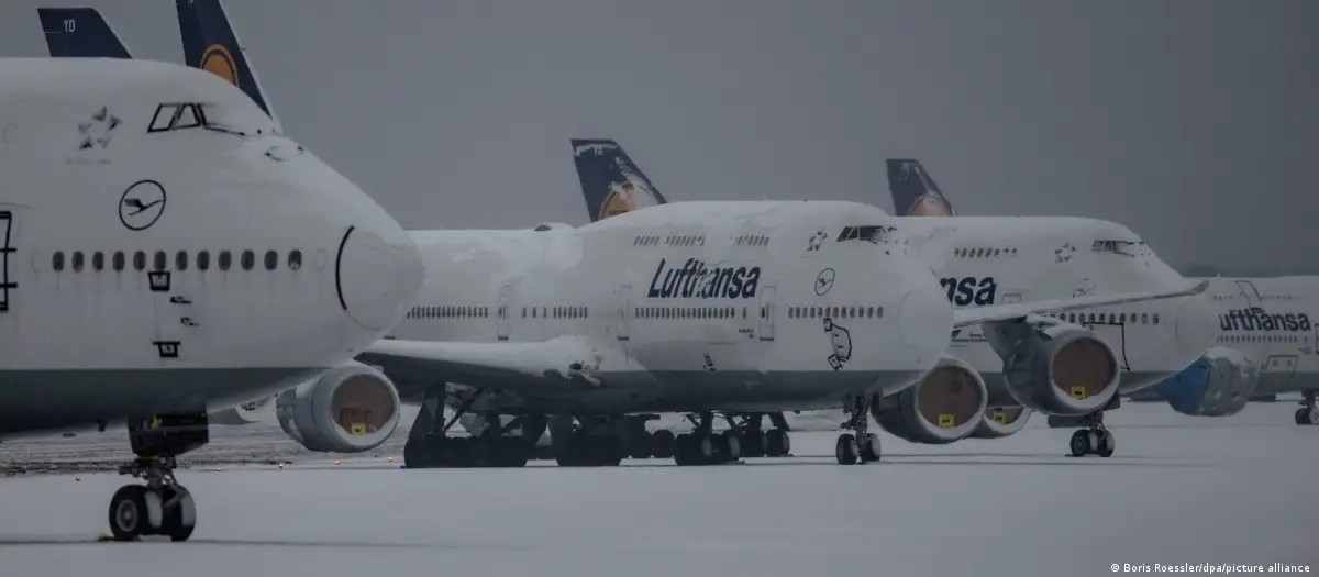 Apertem os cintos, o motorista sumiu: passageiros passam a noite presos em aviões em aeroporto na Alemanha por falta de ônibus