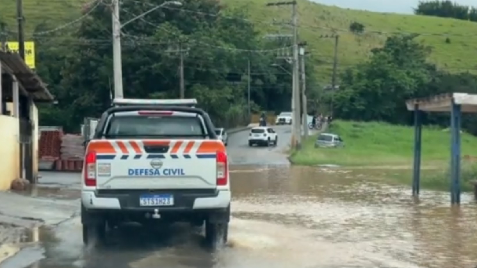 Nível do rio Buquira diminui, e moradores conseguem voltar para casa em São José dos Campos