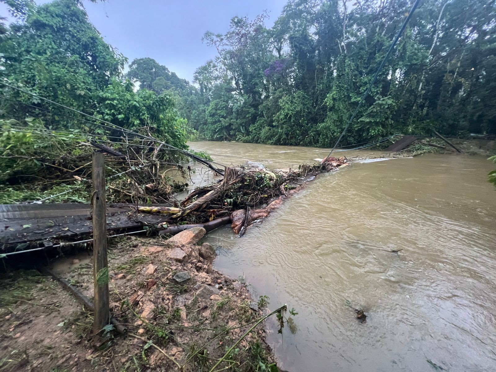 Temporal destrói ponte, encobre travessia e impede moradores de voltar para casa em Ubatuba, SP