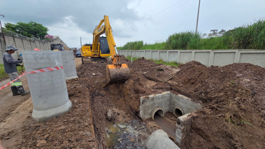 PREFEITURA DE PINDAMONHANGABA REALIZA OBRAS EM AVENIDA