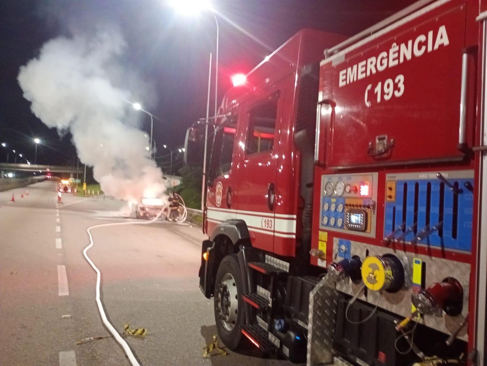Incêndio destrói carro e mobiliza bombeiros na Rodovia dos Tamoios em Caraguatatuba, SP