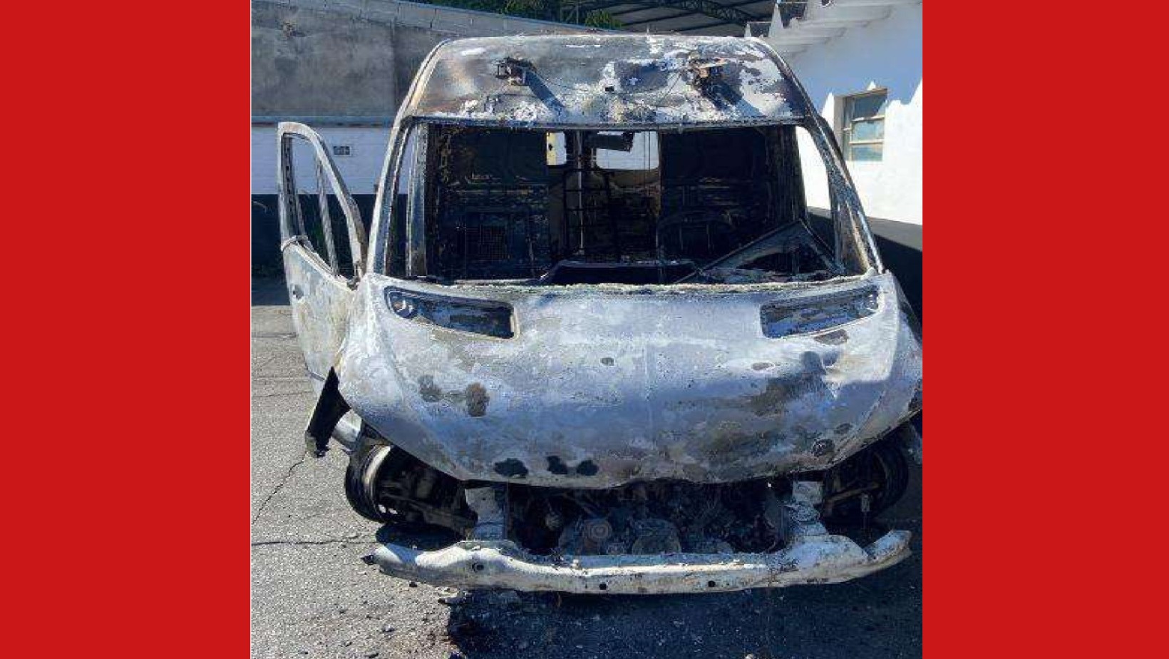 Seis criminosos armados invadem base da RioSP, roubam ambulância na Dutra e incendeiam veículo