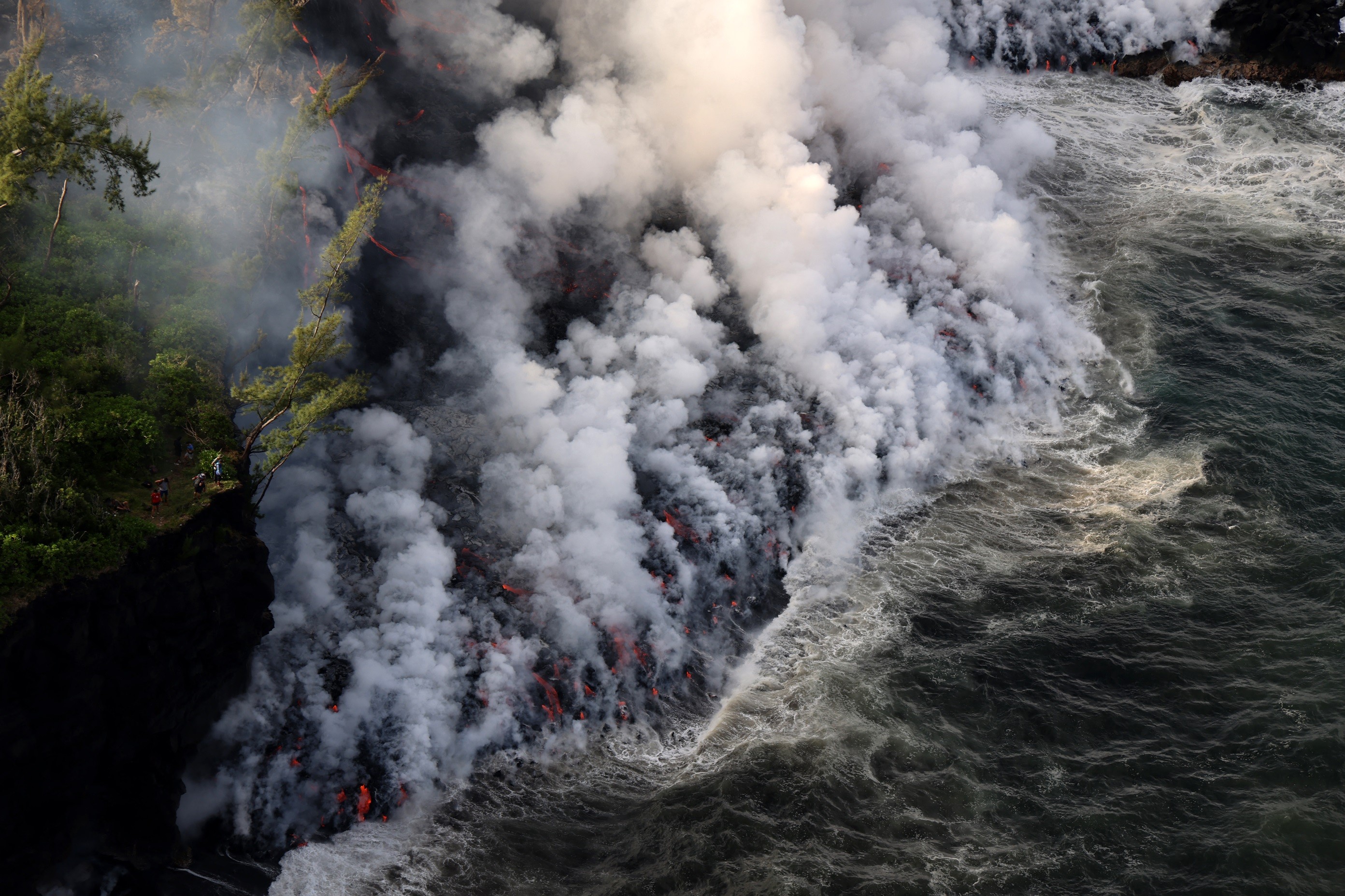 Lava de vulcão encontra o mar na Ilha da Reunião