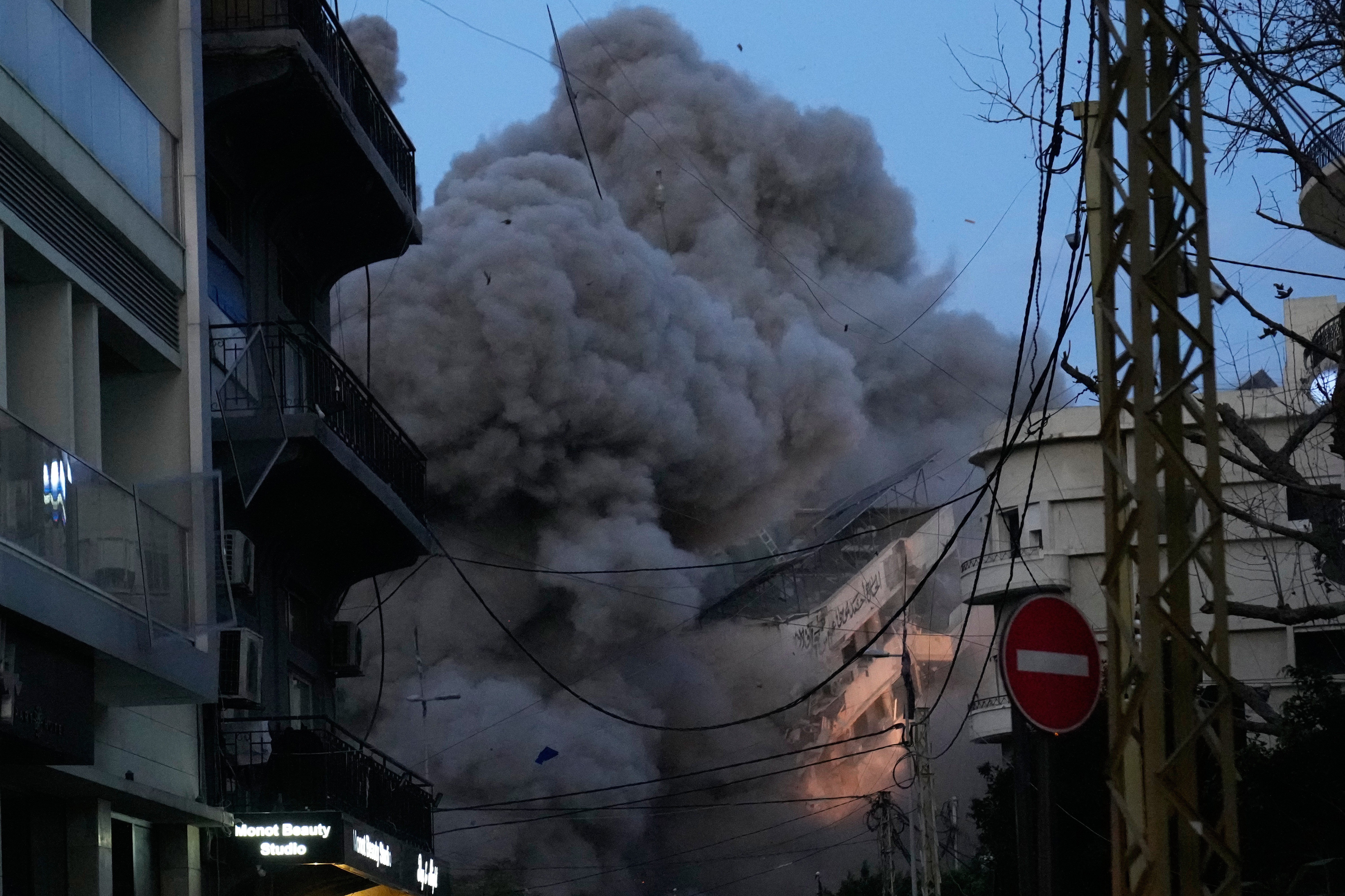 Prédio inteiro desaba em Beirute após ser atingido por míssil israelense