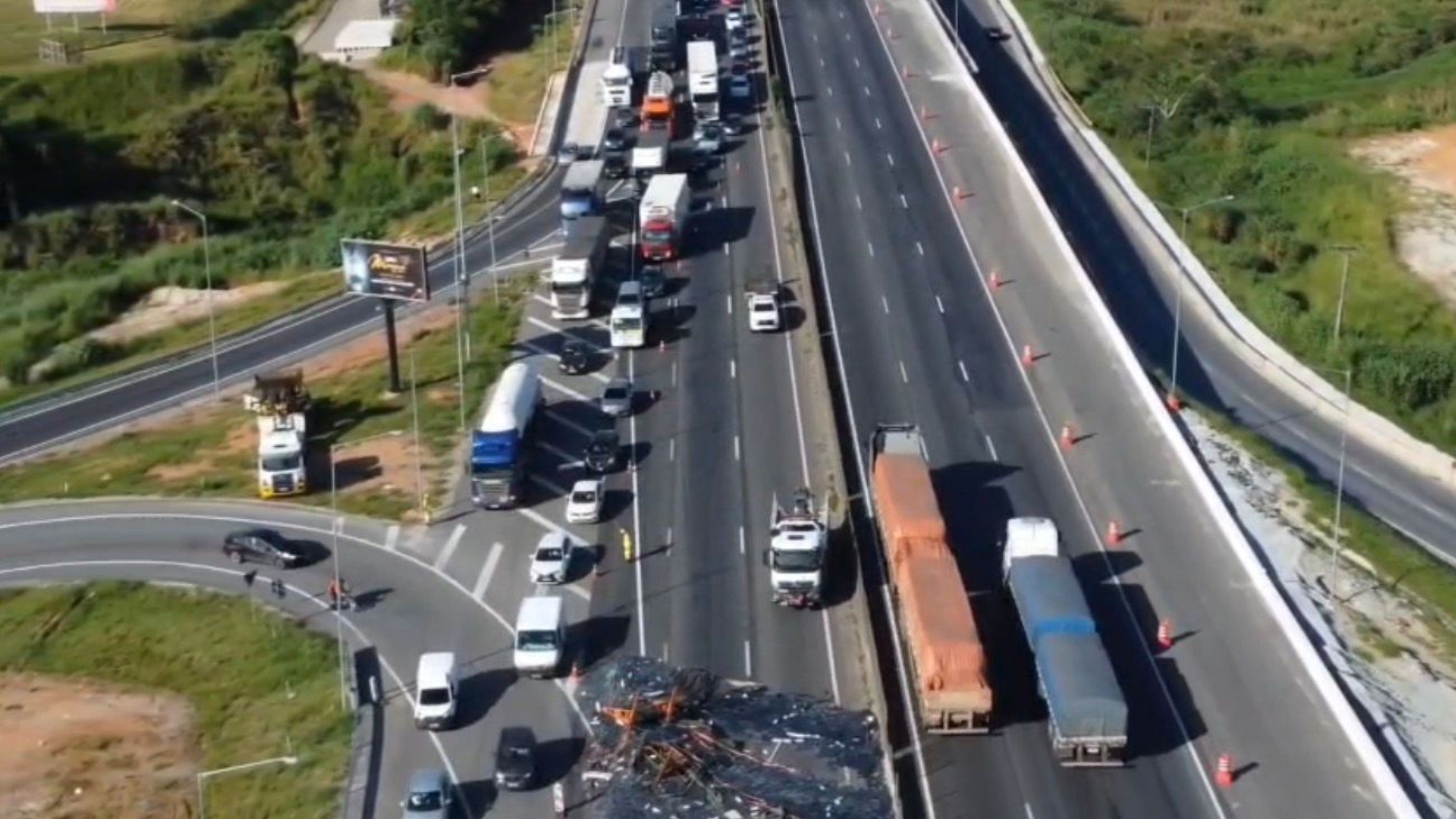 Queda de carga de vidro causa congestionamento na Dutra em Jacareí, SP
