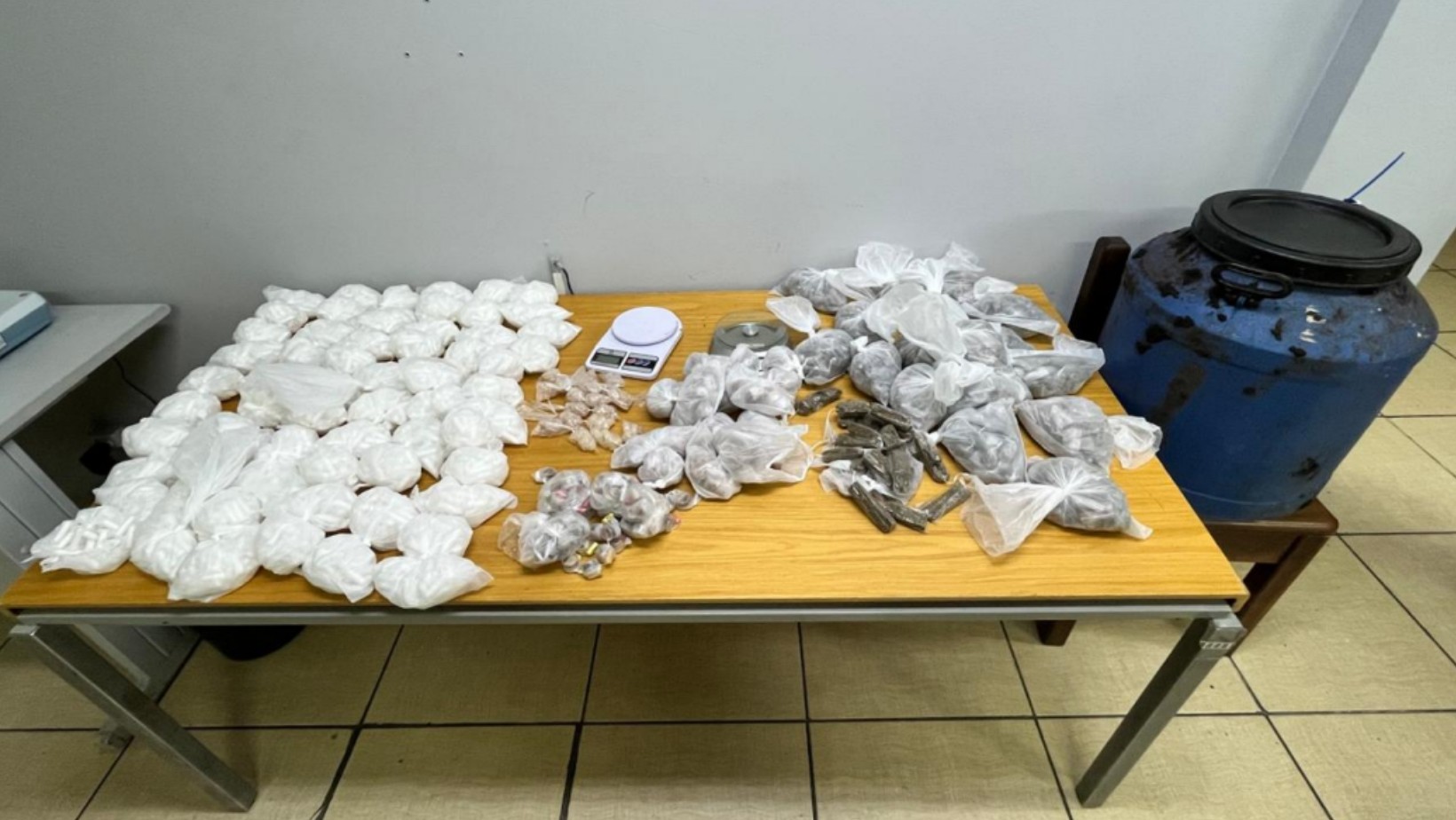 GCM encontra mais de 2 mil porções de drogas enterradas em tonel em área de mata em Taubaté