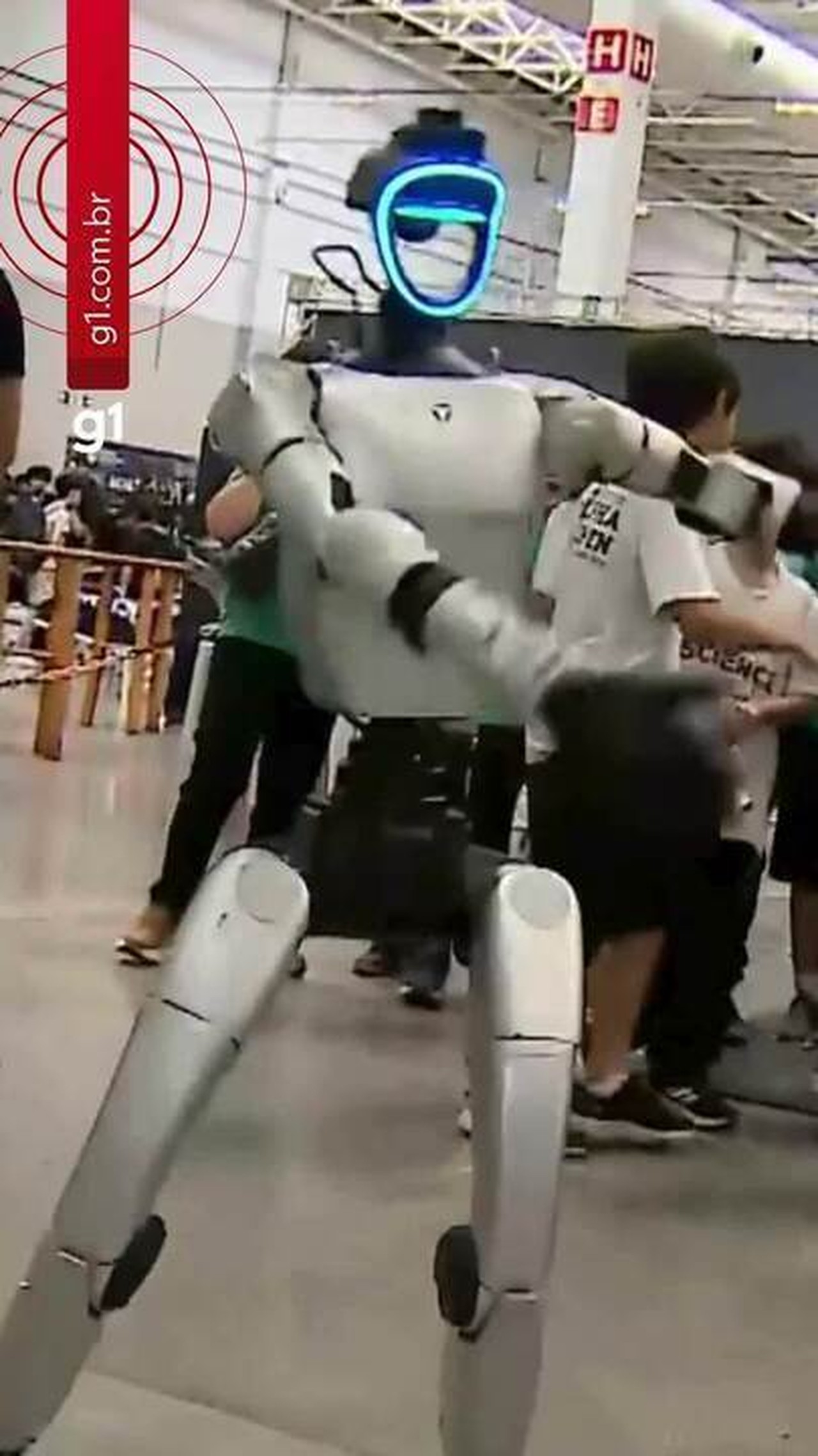 Robô humanoide dança e faz tarefas simples em evento de ciência em São José dos Campos; vídeo