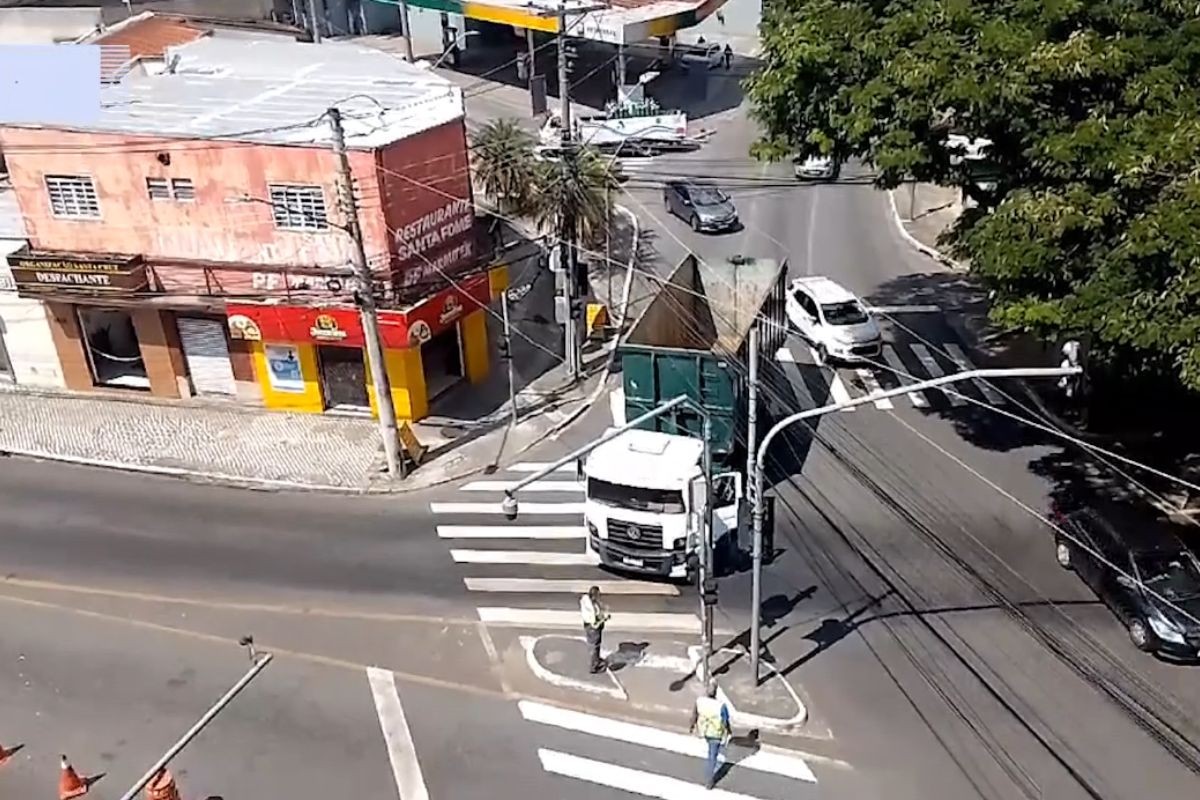 Caminhão com pane mecânica trava cruzamento entre avenidas em São José dos Campos