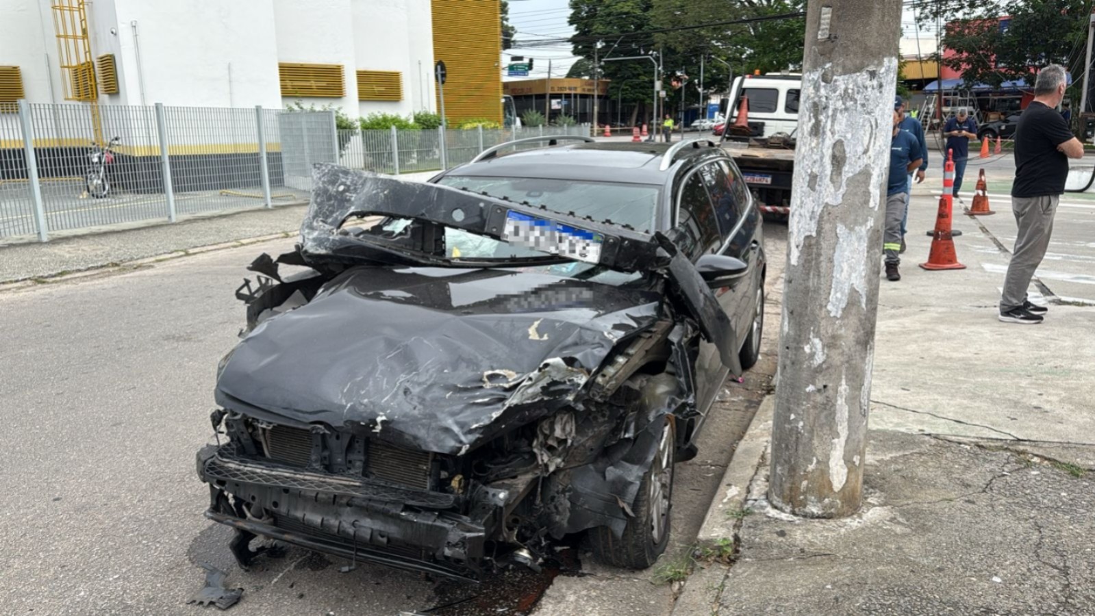 Carros se envolvem em acidente na Zona Leste de São José dos Campos