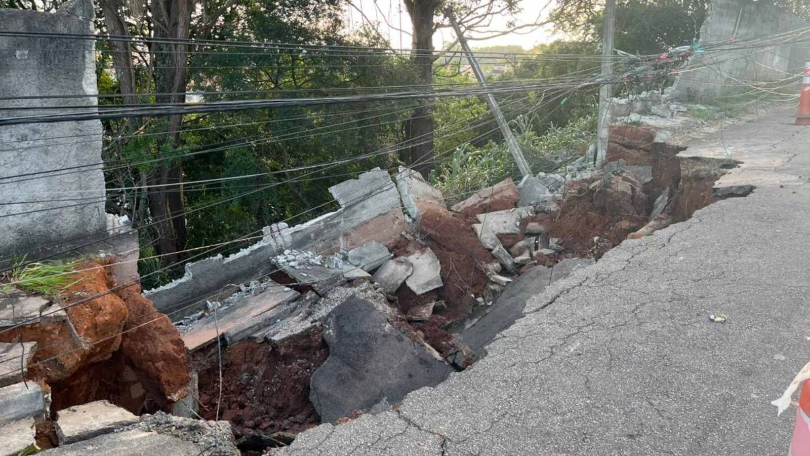 Homem que levou choque após queda de poste teve mais de 50% do corpo queimado e está internado em estado grave, em São José dos Campos