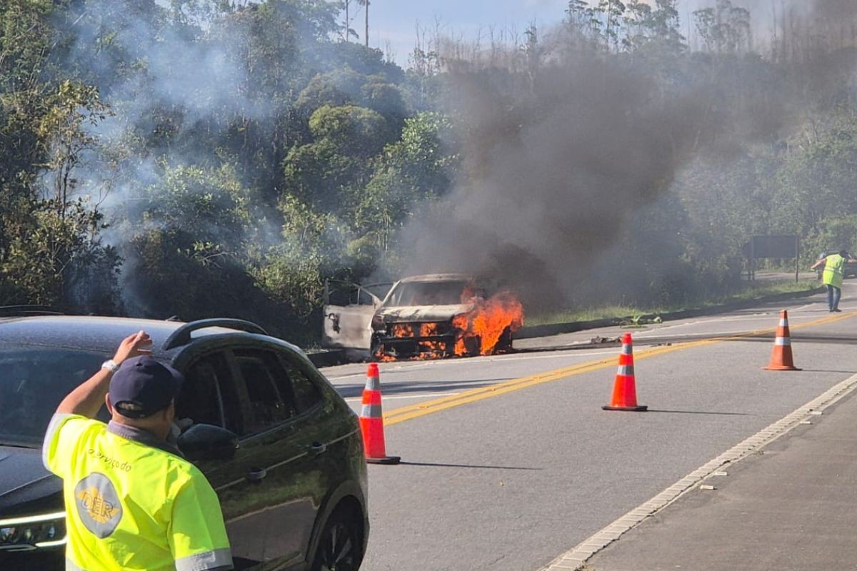 Veículo pega fogo na rodovia Oswaldo Cruz e causa congestionamento no trecho de serra, em Ubatuba