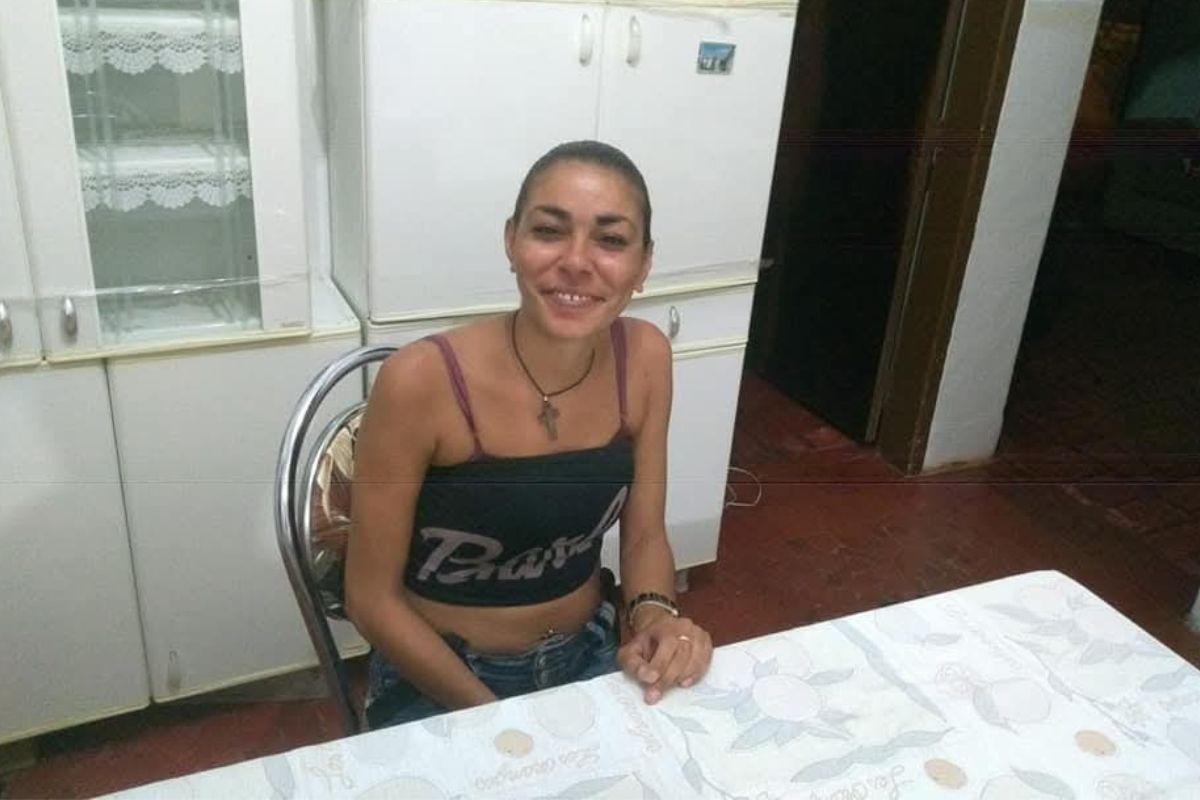 Mãe de mulher morta a facadas conta que filha relatava agressões de ex-companheiro: 'Ela chegava machucada'