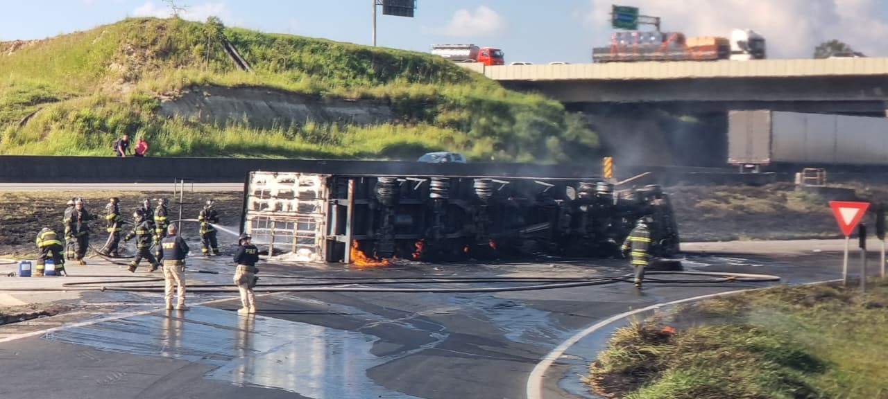 Carreta tomba, pega fogo e interdita acesso da Rodovia Dom Pedro à Dutra, em Jacareí; motorista morreu