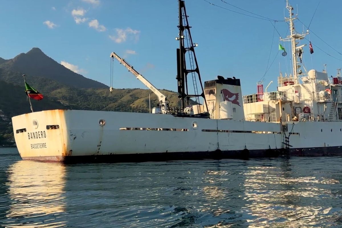Navio japonês de 65 metros e 500 toneladas, usado contra pesca ilegal, atraca em Ilhabela e abre visitação
