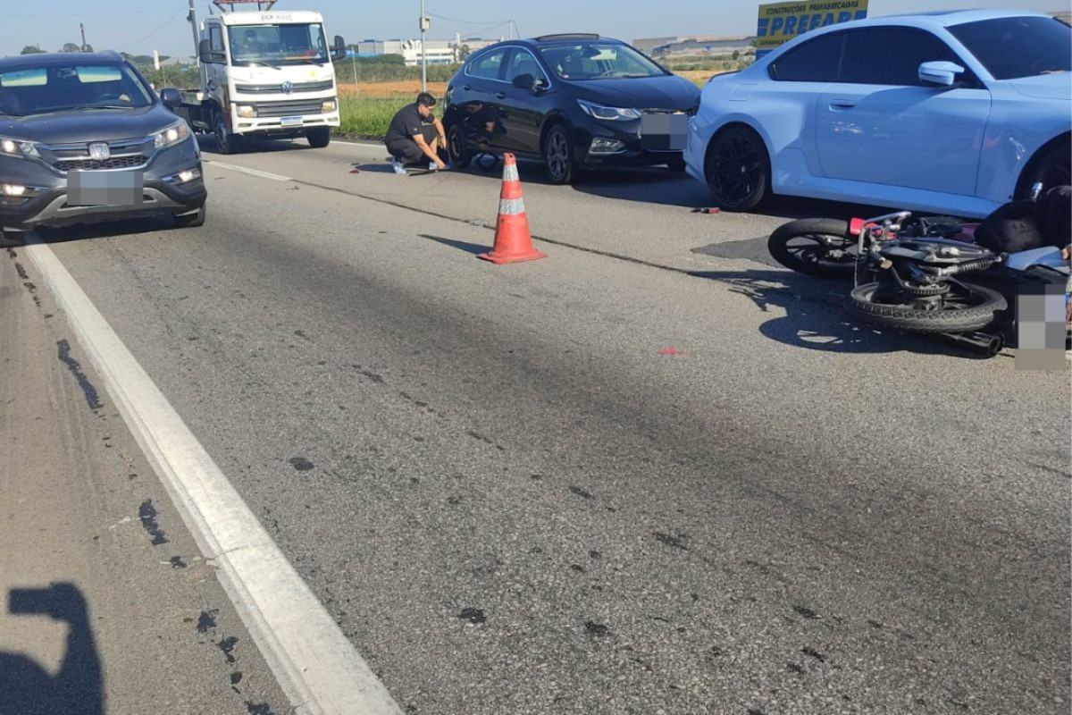 Engavetamento com carreta, carro e motos deixa dois feridos graves na Dutra, em São José dos Campos