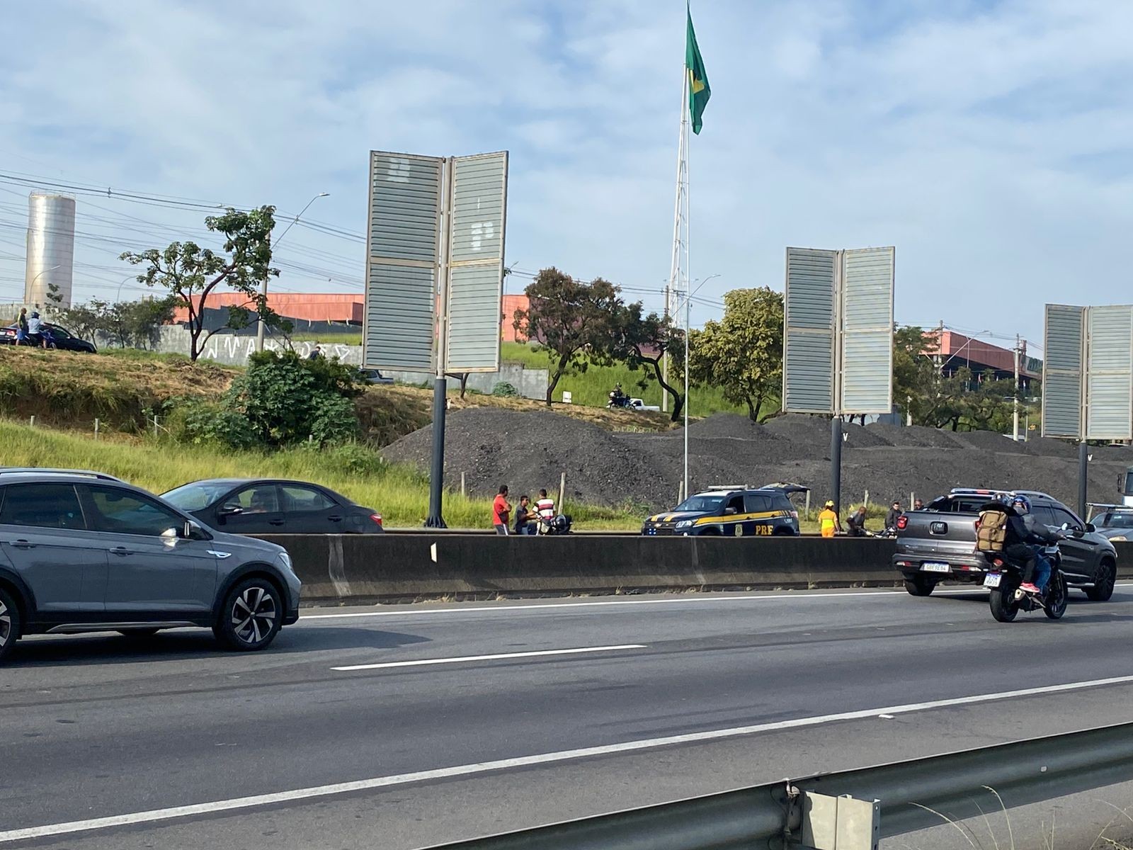 Acidente com moto deixa dois feridos na Dutra em Taubaté