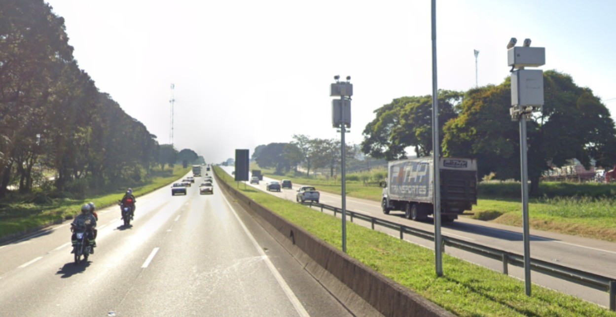 Motociclista de 18 anos morre após colisão com caminhão na Dutra em Caçapava, SP