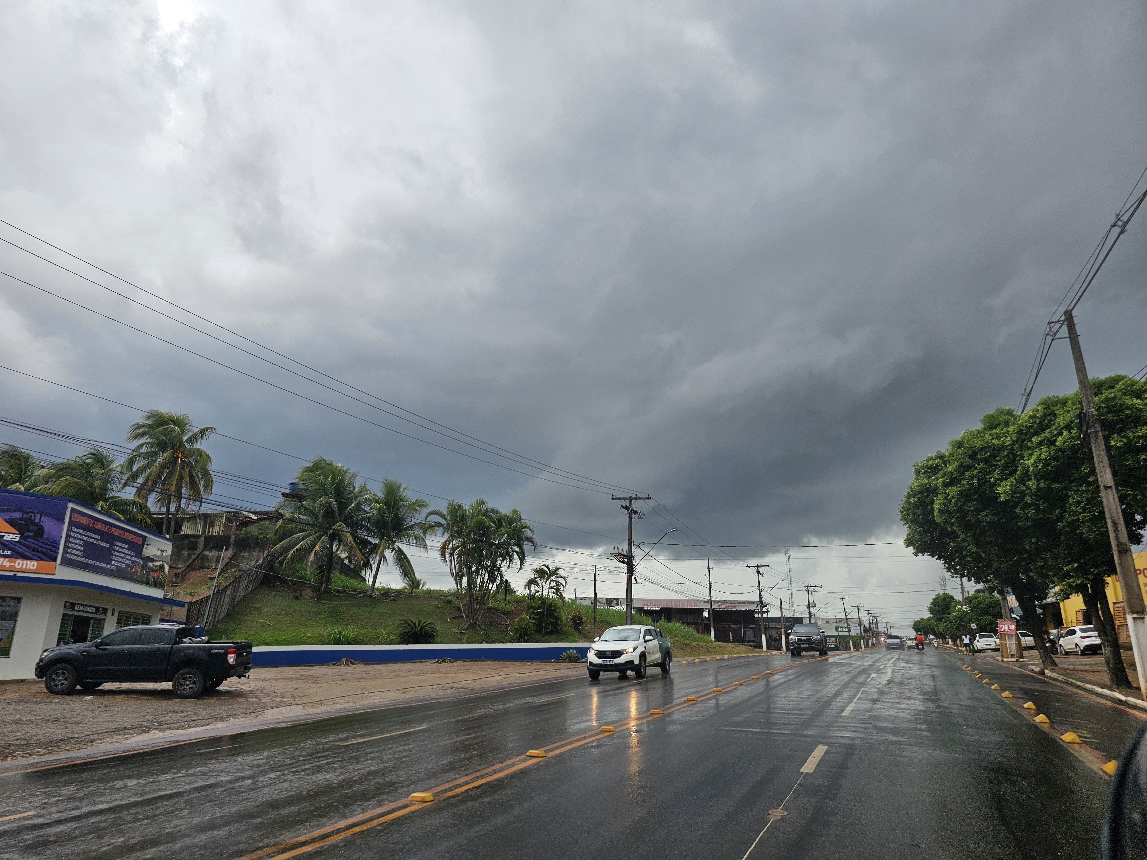 Mudança brusca no tempo: frente fria traz frio, chuva e risco de rajadas de vento para o Vale e região