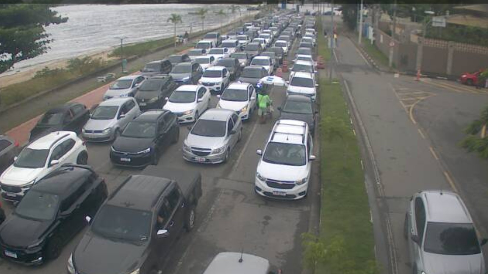 Travessia de balsa entre Ilhabela e São Sebastião registra fila de espera de até 4h na volta do feriado