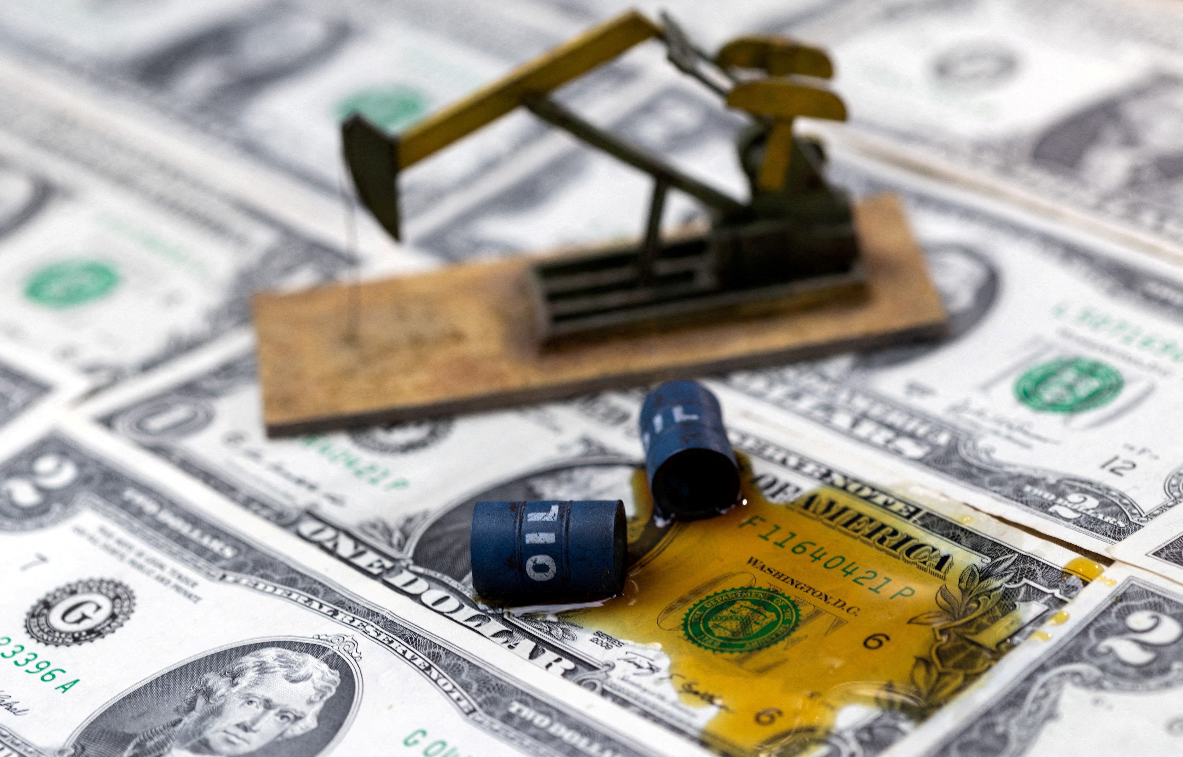 Petróleo cai abaixo de US$ 100 com expectativa de acordo entre EUA e Irã