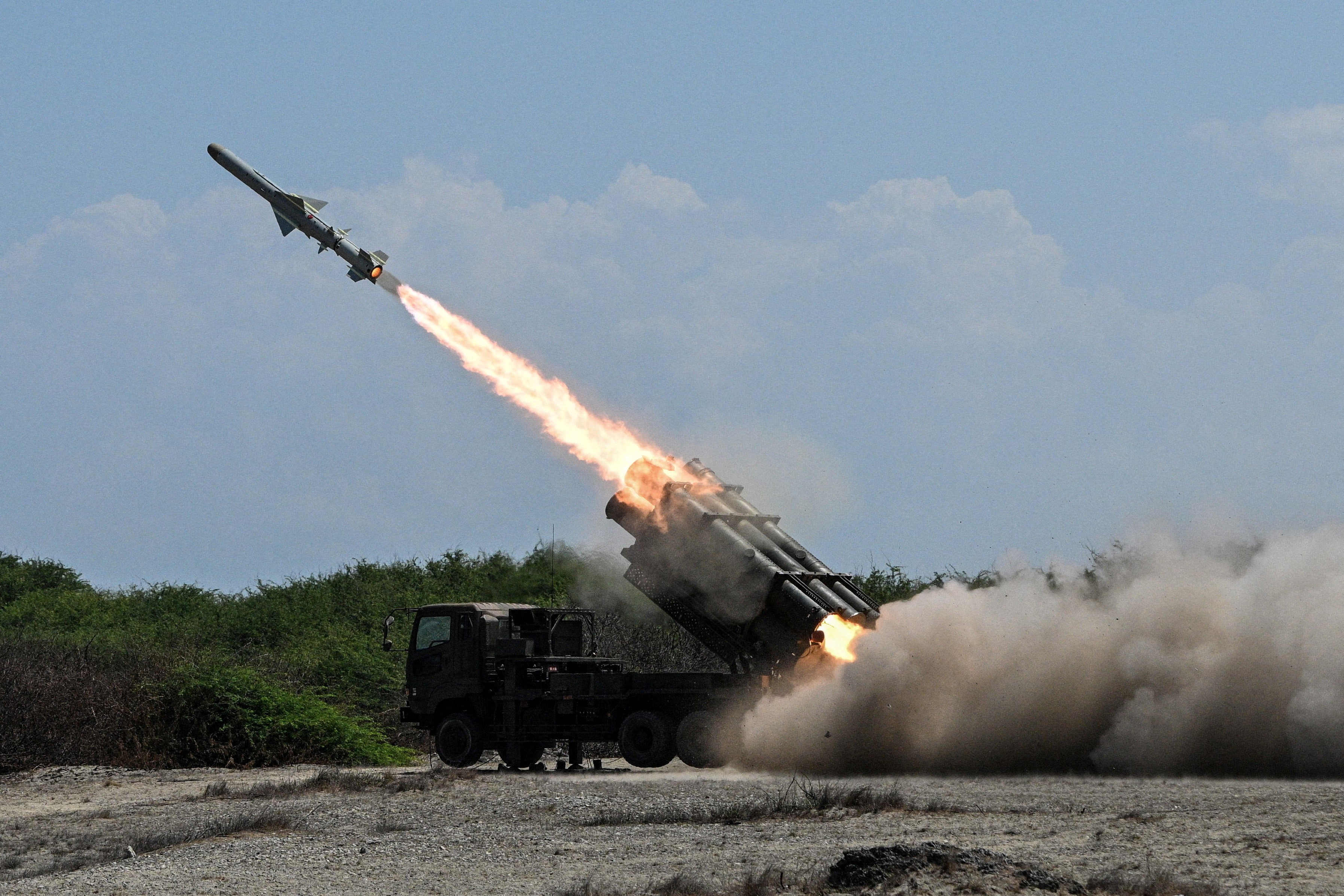 Japão dispara mísseis e afunda navio de guerra; China reage e critica exercício militar