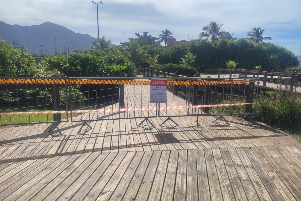 Deck de madeira na orla da Praia de Massaguaçu é interditado por risco estrutural em Caraguatatuba