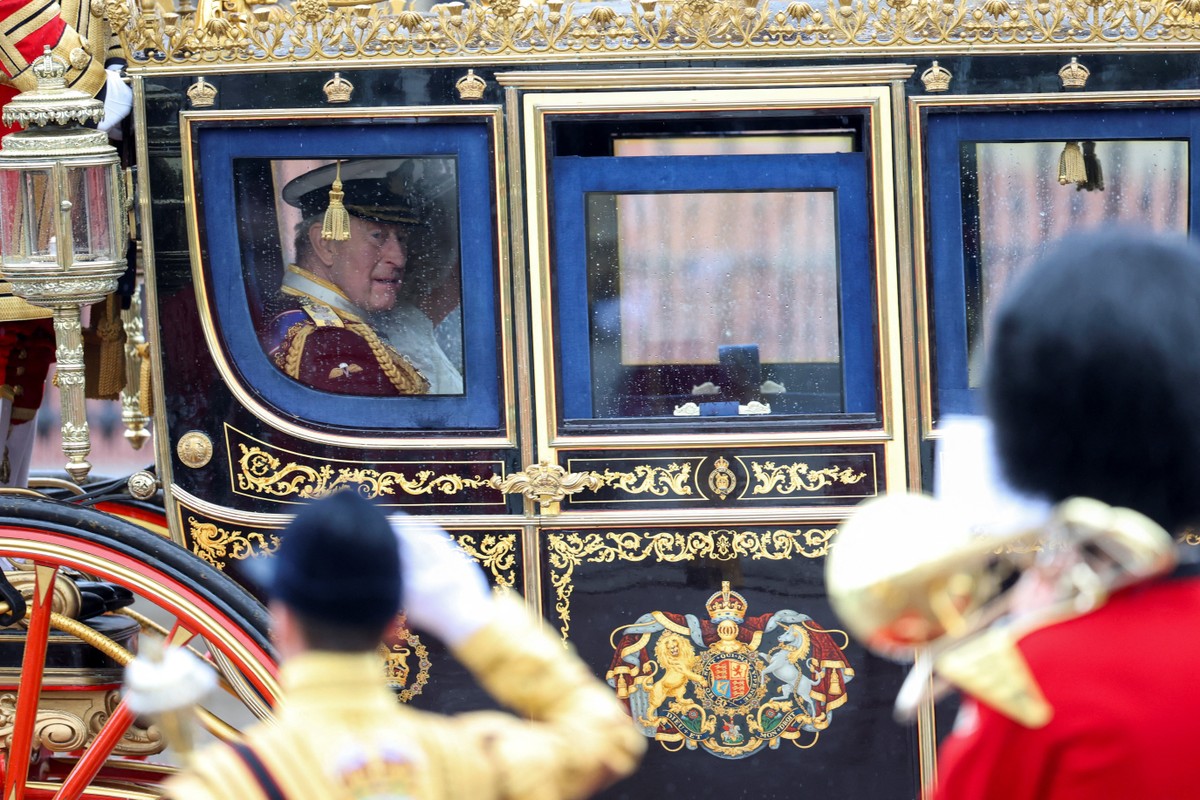 Discurso do rei: Charles III fala de mundo 'perigoso e volátil' e pede que governo melhore o padrão de vida dos britânicos em fala anual no Parlamento