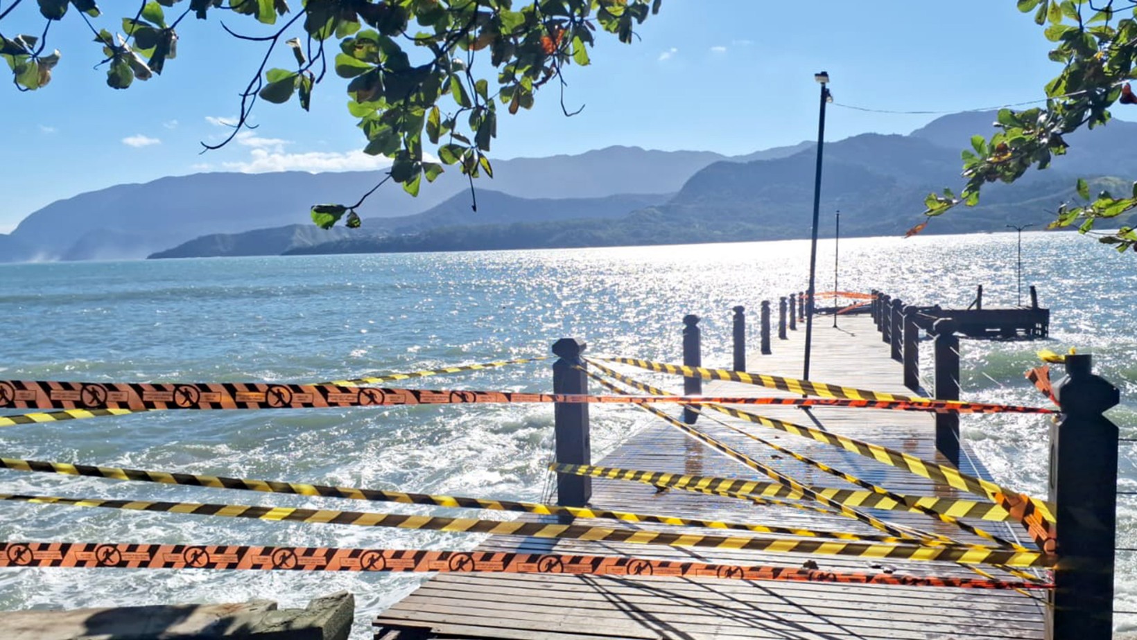 Ressaca do mar provoca interdição do Píer do Portinho, em Ilhabela