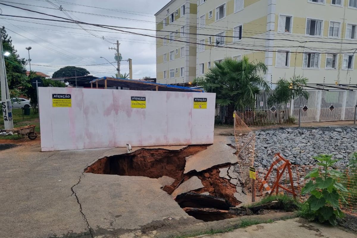 Cratera que interditou prédio e casas avança com novas rachaduras, em rua de São José dos Campos
