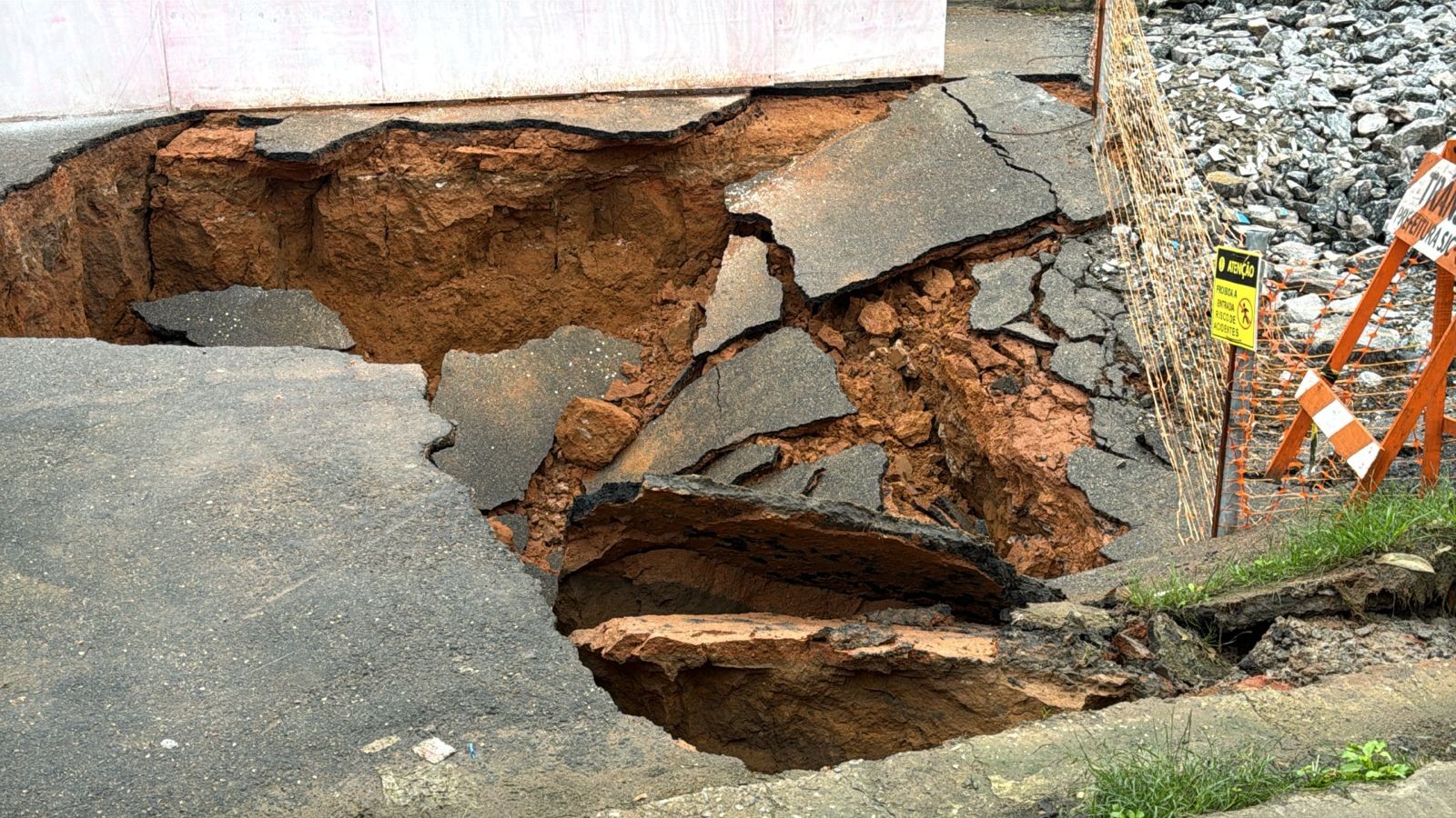 Com nova erosão e previsão de mais chuva, moradores temem avanço de crateras no Jardim Imperial, em São José dos Campos