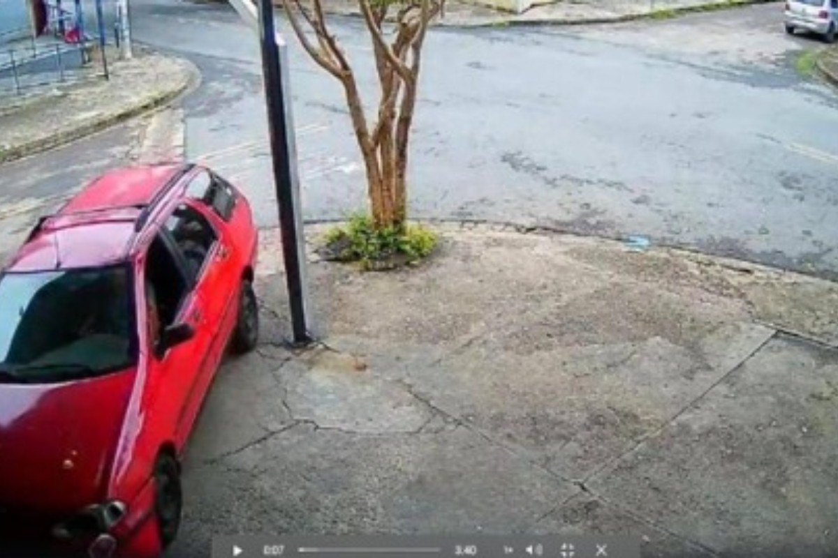 Homem é preso após invadir casa da ex-namorada e bater carro contra muro durante fuga em São José dos Campos