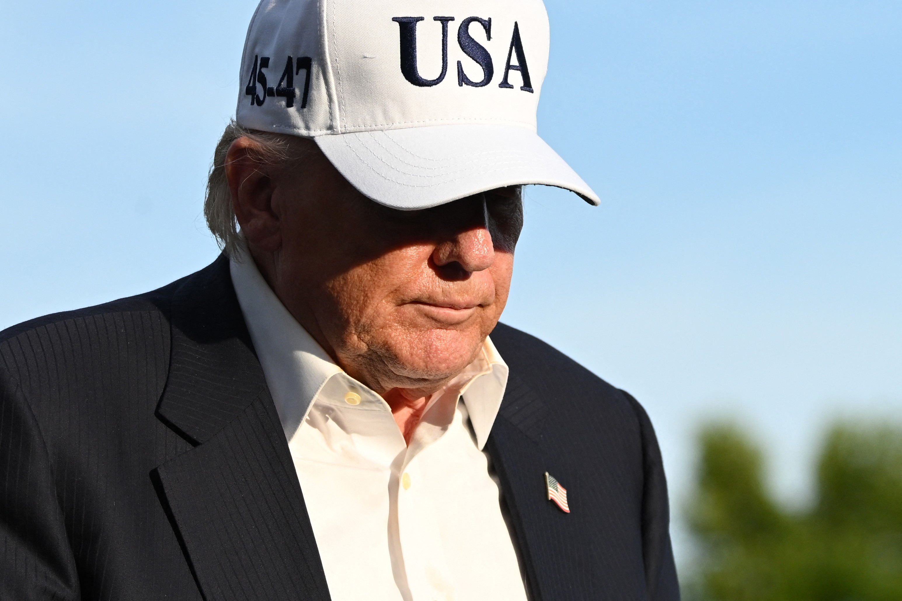 Aprovação de Trump cai para 35%, puxada por queda entre eleitores republicanos, aponta pesquisa