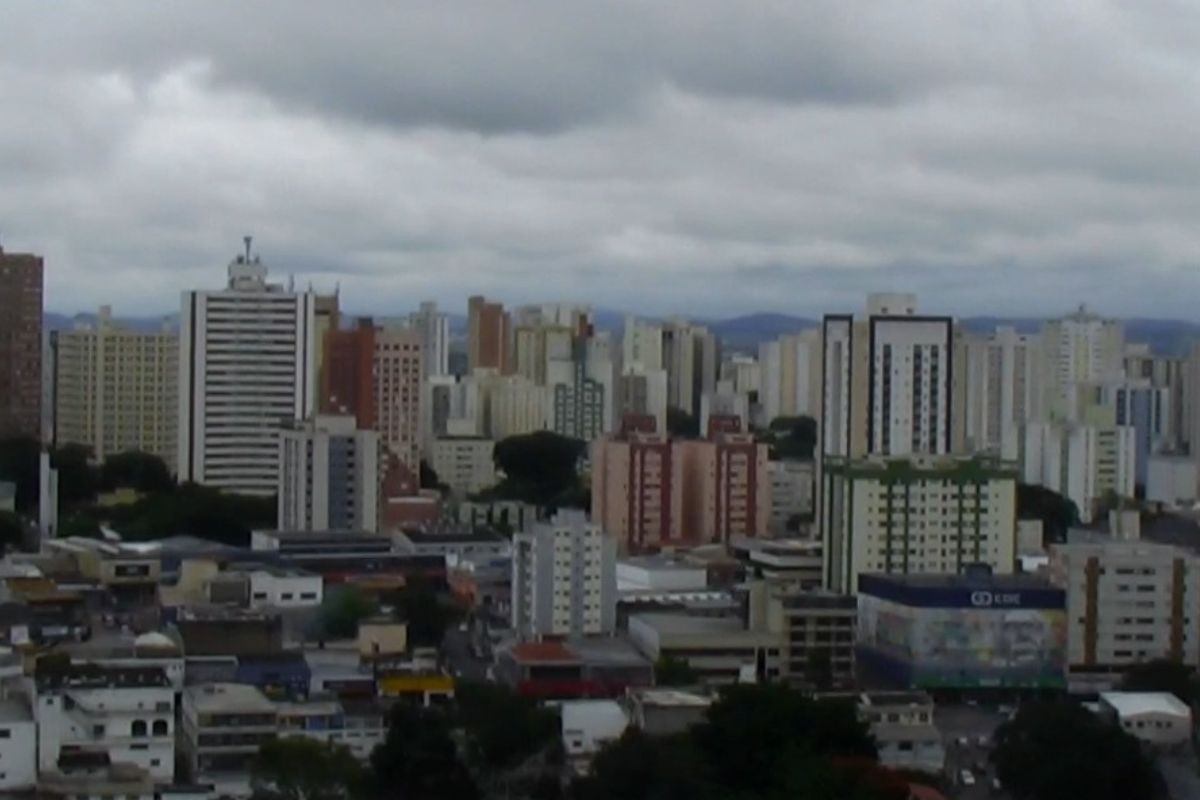 Céu nublado, pancadas de chuva e temperaturas 5ºC abaixo da média: como fica o tempo no Vale e região