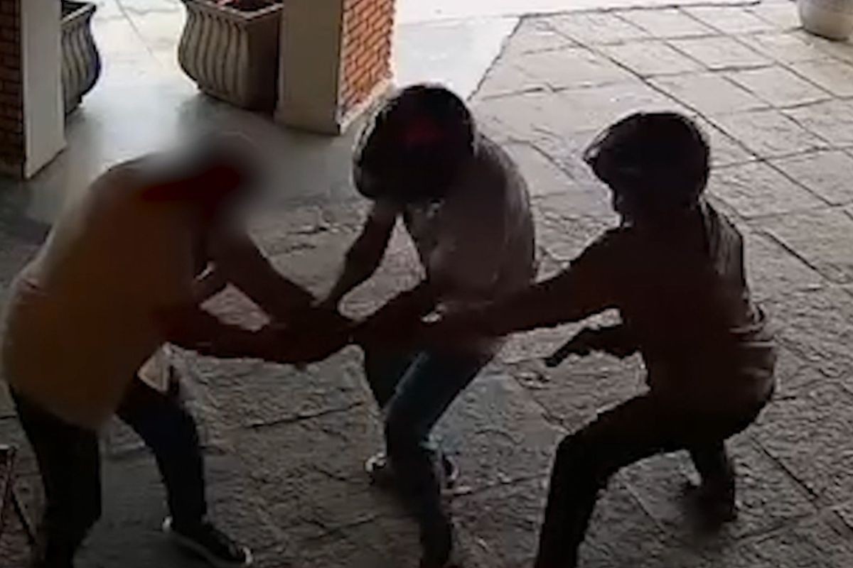 VÍDEO: Turista de Goiás é assaltado por criminosos armados em frente a hotel e tem joias roubadas em Ubatuba