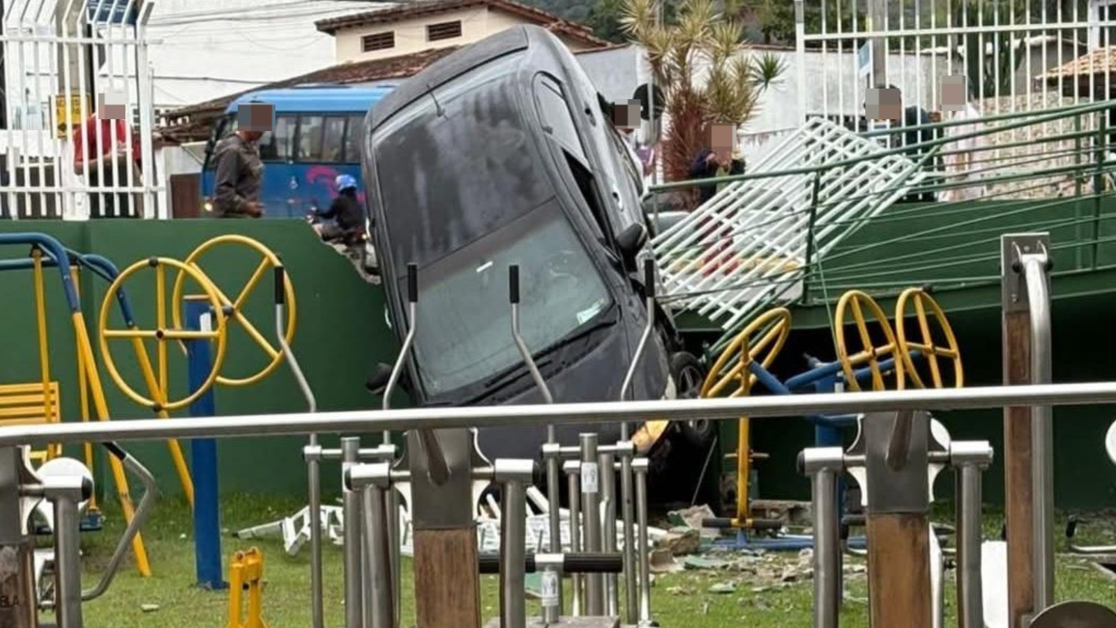 Carro perde o controle, derruba grades e invade área de academia ao ar livre em Ilhabela